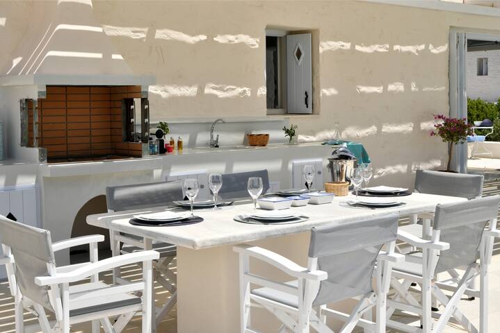 Villa Rondò near to Naoussa and right next to sea gallery image 5