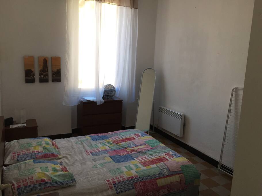 Chambre avec lit deux places et matelas gonflables deux personnes disponible pompe électrique pour gonflage disponible