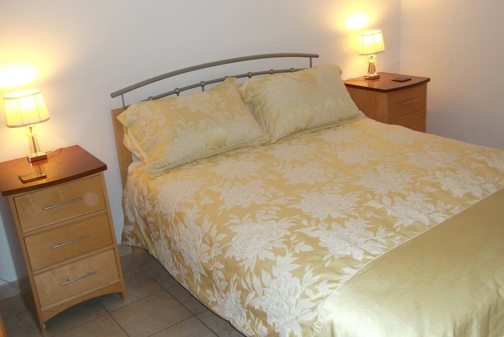 La chambre dispose d'un grand lit et d'une SDB privative