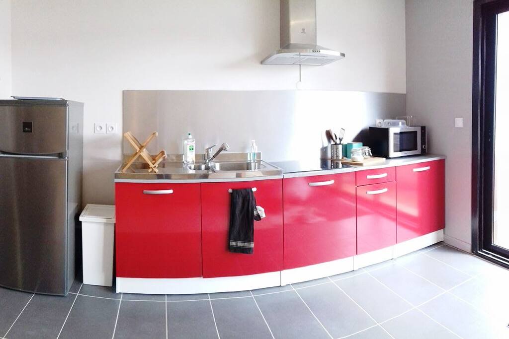Cuisine : grand frigo, plaque vitro-céramique, micro ondes