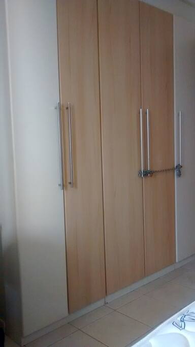 2 portas livres de armário com gaveta/ 2 free cabinet doors with drawer