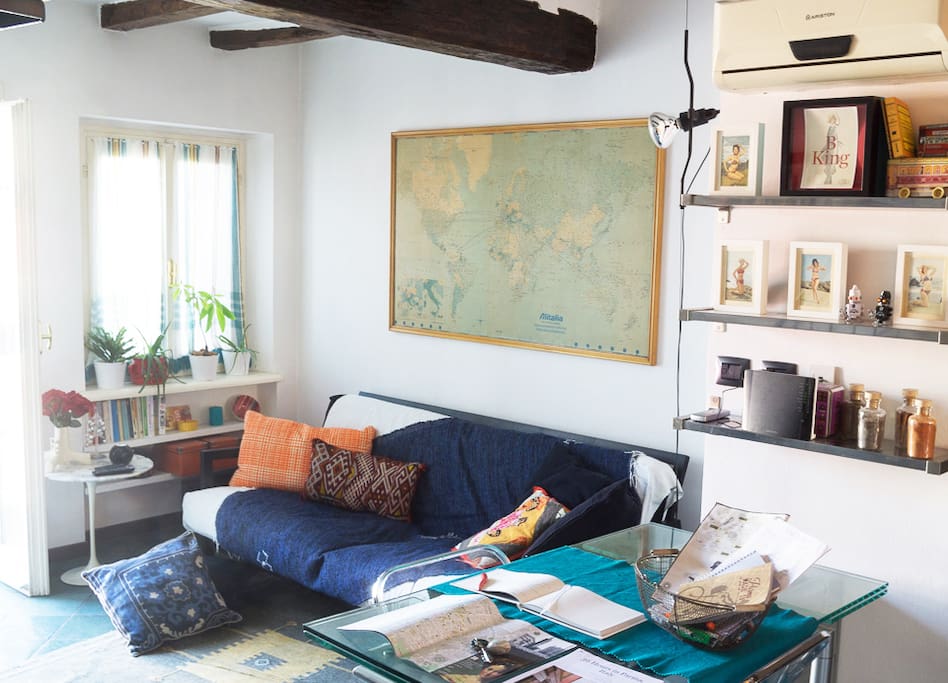 Living oom with a comfy sofa for extra guests
