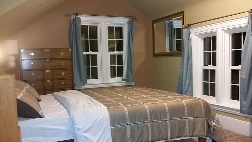 Lovely & private room on 2nd floor and breakfast