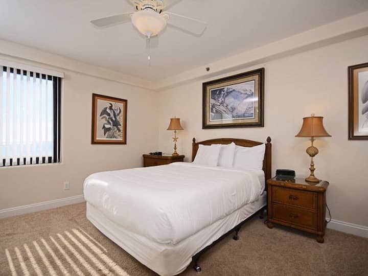 غرفة نوم رئيسية بسرير بحجم كبير