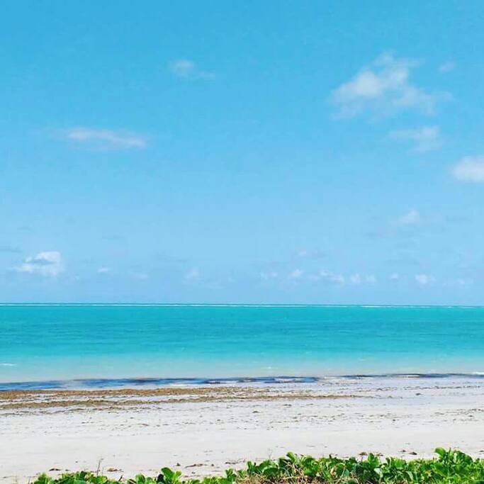 Foto exibe o azul intenso do formoso e maravilhoso mar de Formosa.
