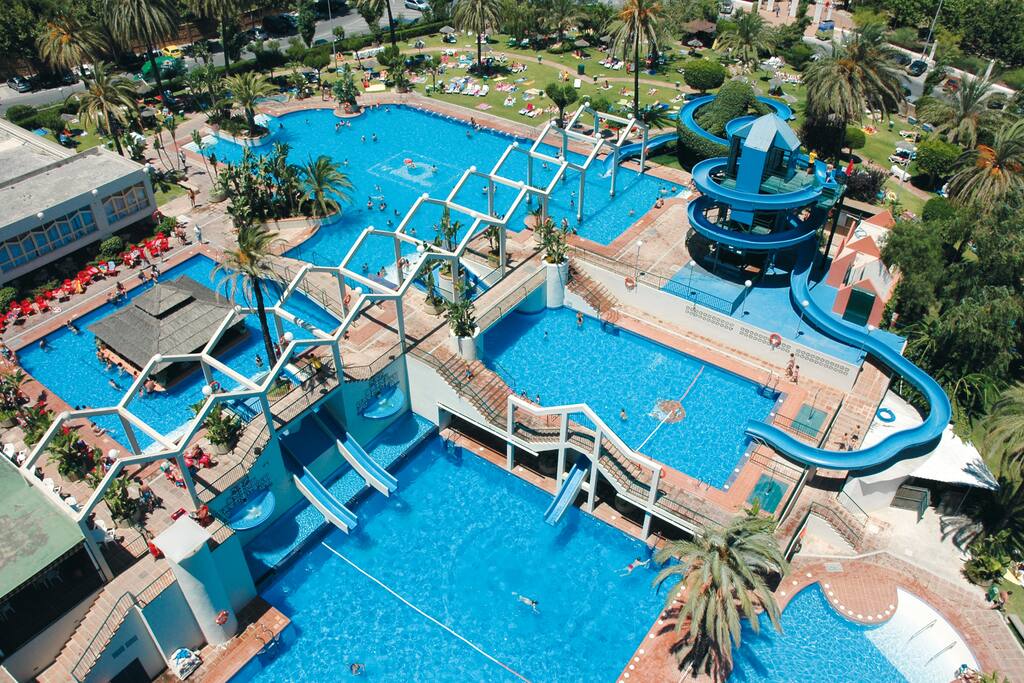La urbanización dispone de un magnífico parque acuático, con piscinas, toboganes, chorros de agua y mucho más