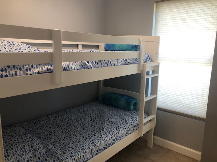 Двуетажна стая за децата! Ограничението на теглото не трябва да надвишава 135 на легло