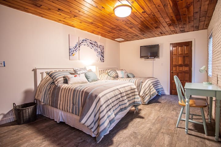 Spavaća soba za goste ima dva kreveta u punoj veličini, TV visoke kvalitete i 6'x5' garderobni ormar.