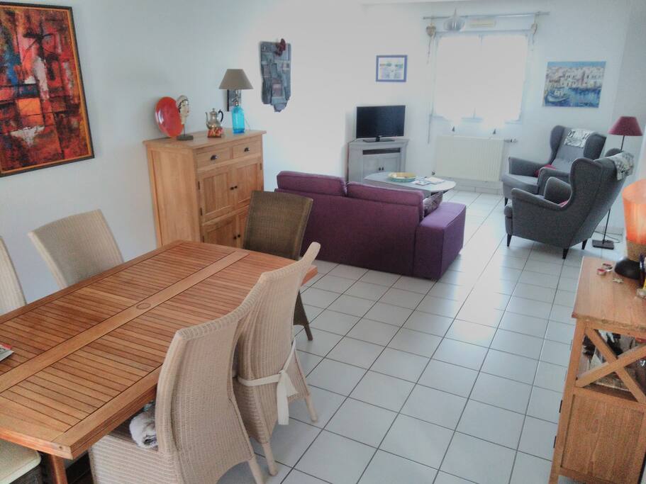 Salle à manger et autre salon TV