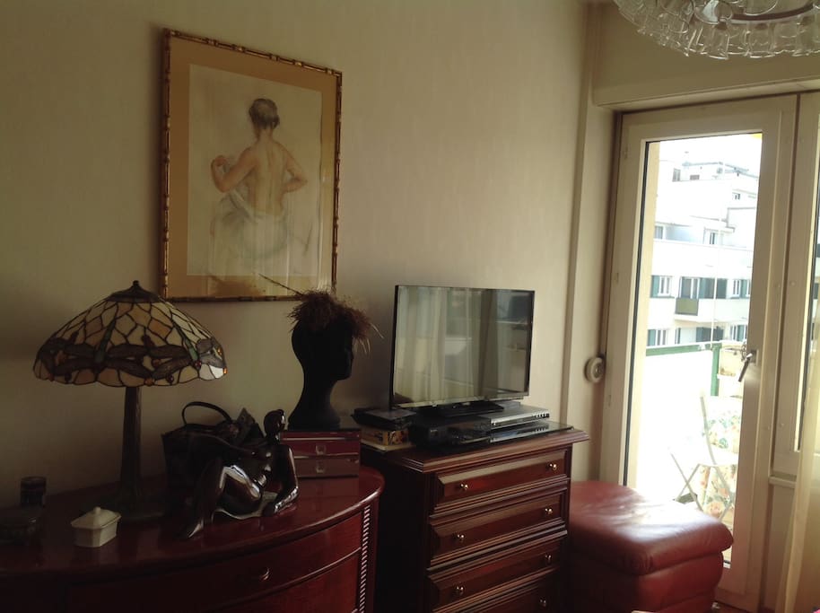 Chambre VIP - TV - Wifi - radio et balcon aménagé privé - chaises table - chaise longue -