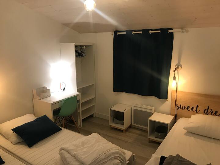 chambre étage : lit 90 + canapé lit 80 convertible en 160