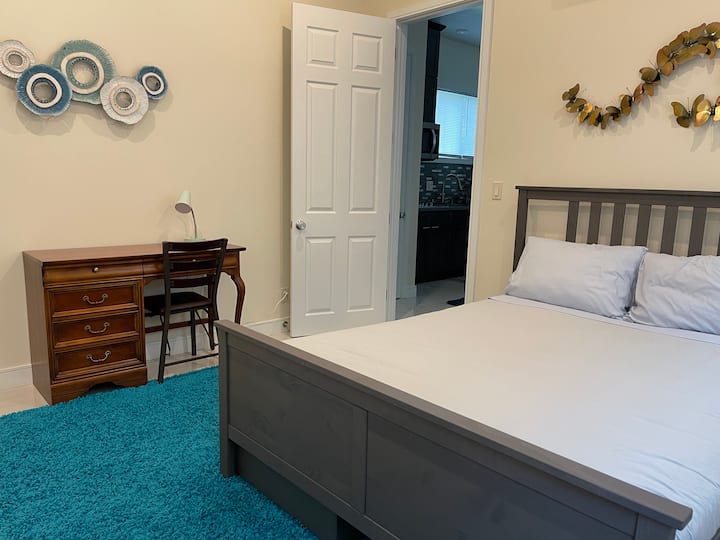 חדר השינה כולל שולחן עבודה.  