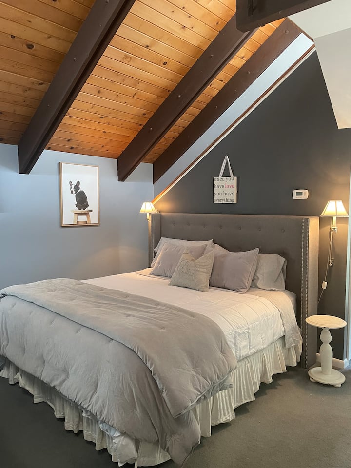 Chambre principale avec lit King Size, matelas haut de gamme et oreillers ! !