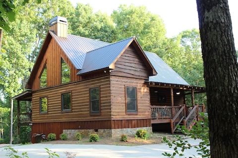 Rustic Mountain Getaway minutes from Helen, GA