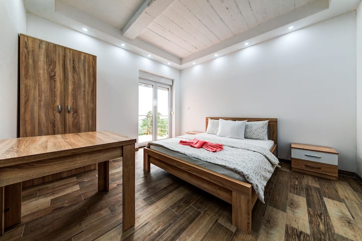 Pohodlná manželská posteľ King v spálni 2 s čerstvou a čistou posteľnou bielizňou.