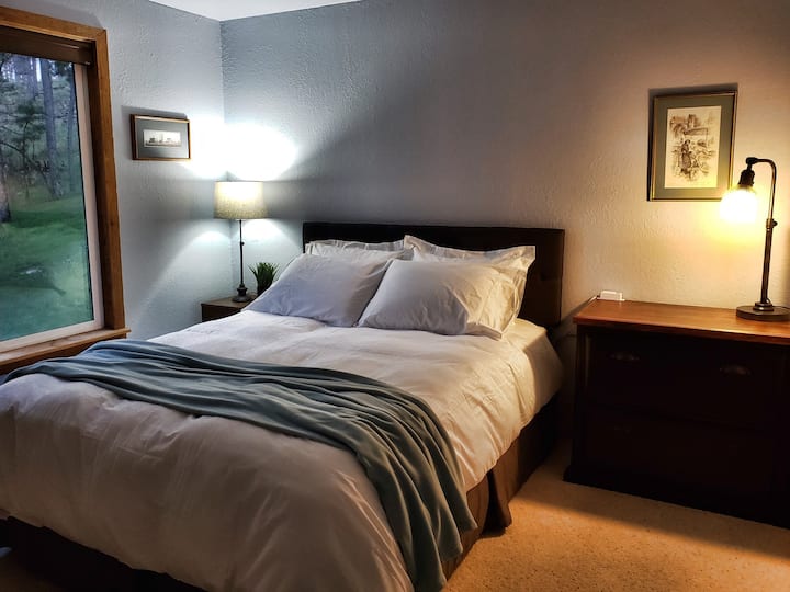 "ห้องสีฟ้า" บนชั้นหลักมีที่นอนสีม่วงไฮบริดพรีเมียร์ขนาดควีนไซส์ที่น่าตื่นตาตื่นใจ เตรียมพักผ่อนได้อย่างสะดวกสบาย!