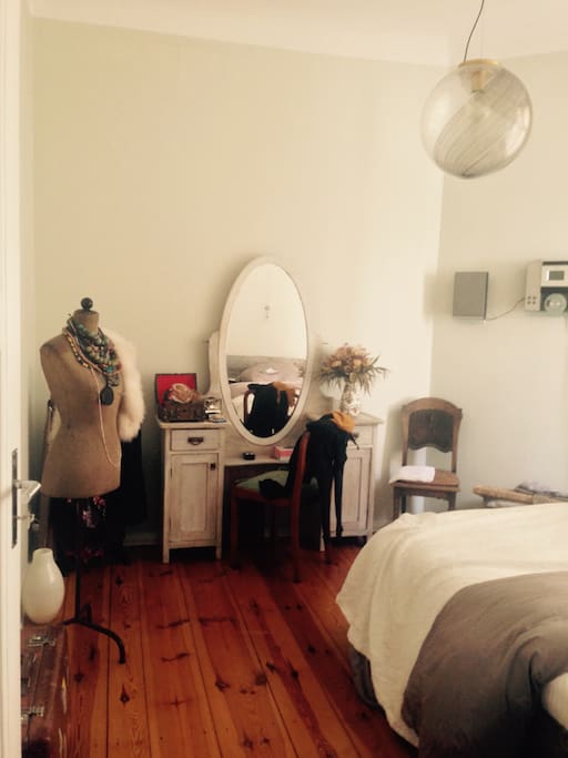 Schlafzimmer mit Doppelbett