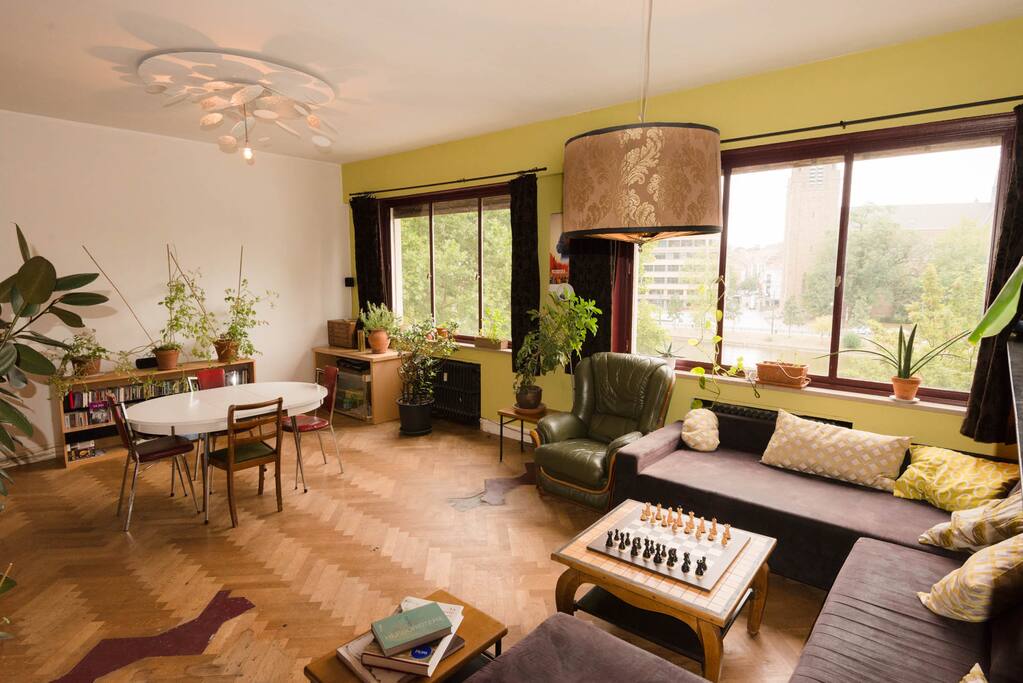 Un salon spacieux et lumineux avec vue dégagée sur les étangs d'Ixelles