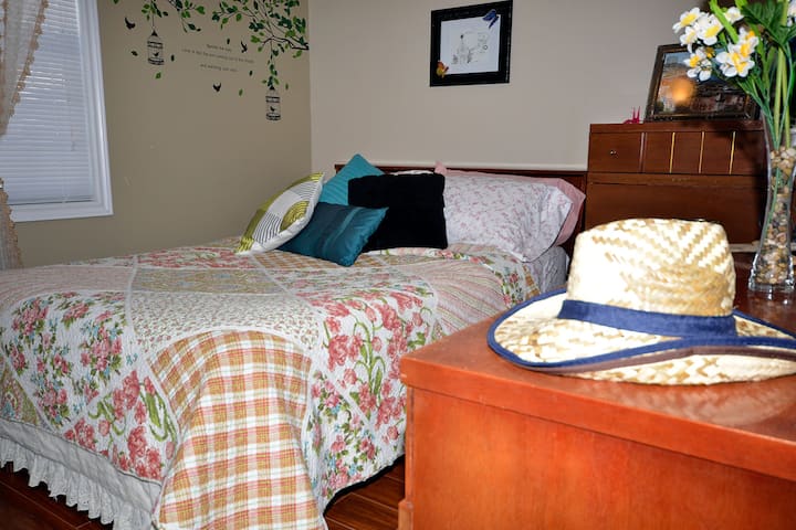 Чиста уютна спалня 2