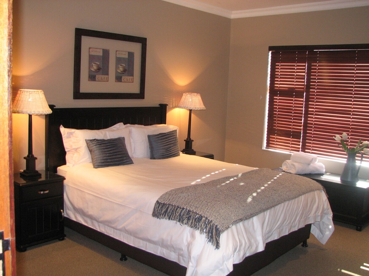 غرفة النوم الرئيسية داخل الجناح.