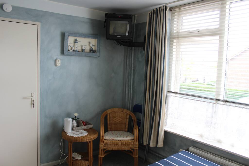 Zitje op kamer met koffie en theegelegenheid