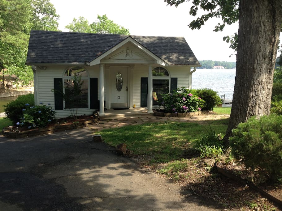 Peaceful, serene cottage on the lake which is conveniently located to fun filled activities.
