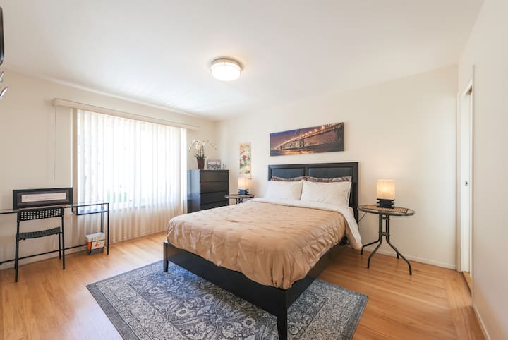 Ruime slaapkamer 1 gevuld met daglicht