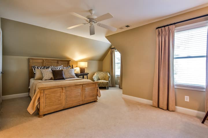 ห้องนอน 3 ห้อง
มาสเตอร์สวีทชั้นบนพร้อมเตียงควีนไซส์