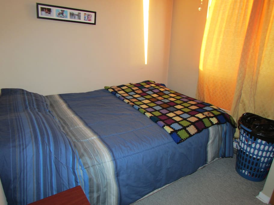 cama de 2 plazas con ventana y vista al centro de santiago
