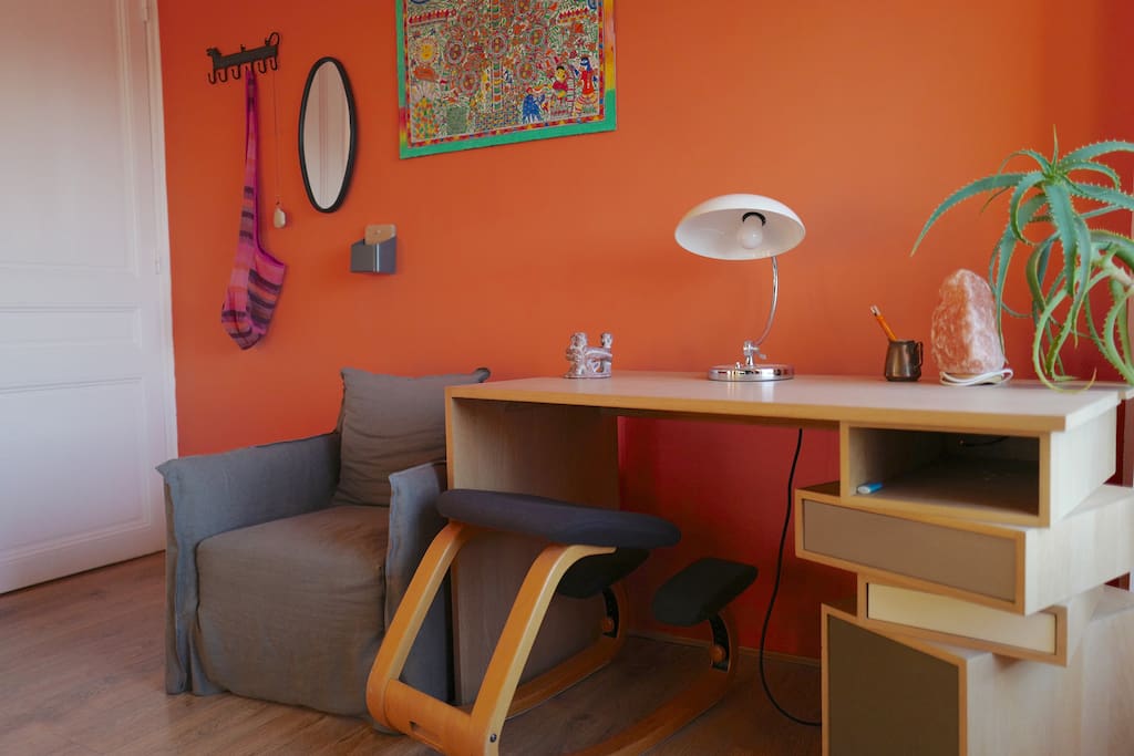 Un vrai bureau, siège suédois ou chaise.