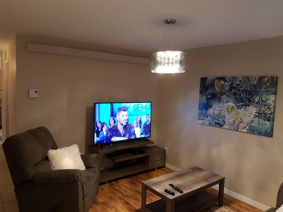 Salon avec smart télé-fibre Bell internet Gigabits super-HD 4K 55" avec super écran sur demande et un choix de 15 chaînes de votre choix.