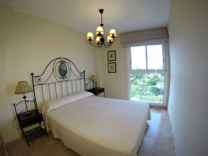 Habitación con cama de matrimonio y baño