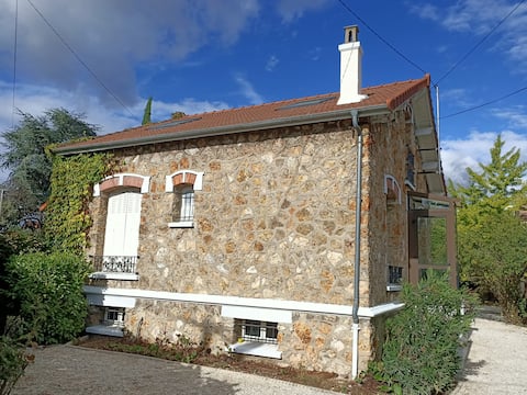 Le Clos des Vignes – 18-minute walk from RER A