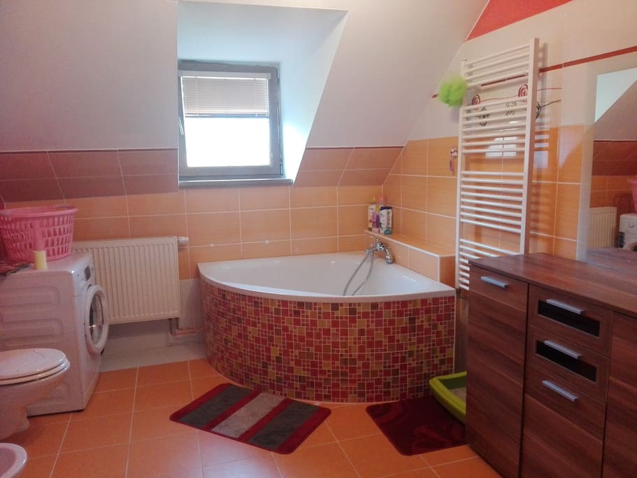 Prostorná vana, vhodná i pro dvě osoby.
Bath for two people.