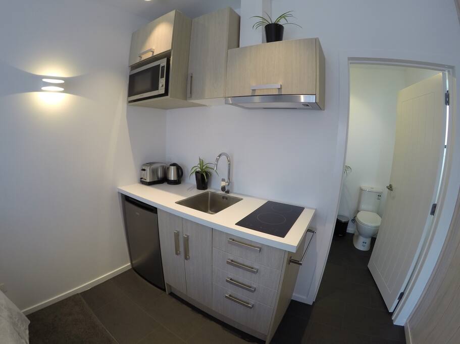 Kitchenette with hob and microwave/grill.