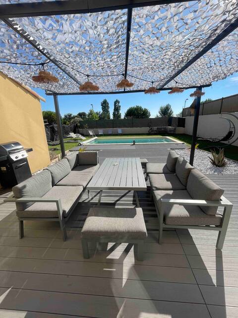 House with pool and pétanque