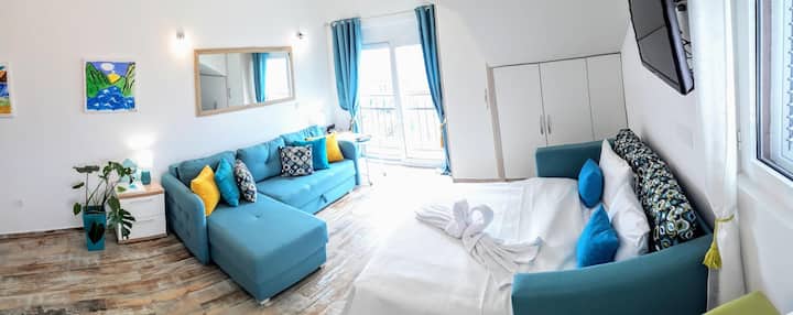 Bayview Studio s najboljim pogledom na Tivat Bay. Mirno, ugodno i ugodno mjesto za odmor u Crnoj Gori.  Panoramska 10-minutna šetnja do plaže Wikiki, Seljanova, Opatova i  trgovine. Tivat Center 20 min. hoda. Autobusna stanica do Kotora 0,2 km