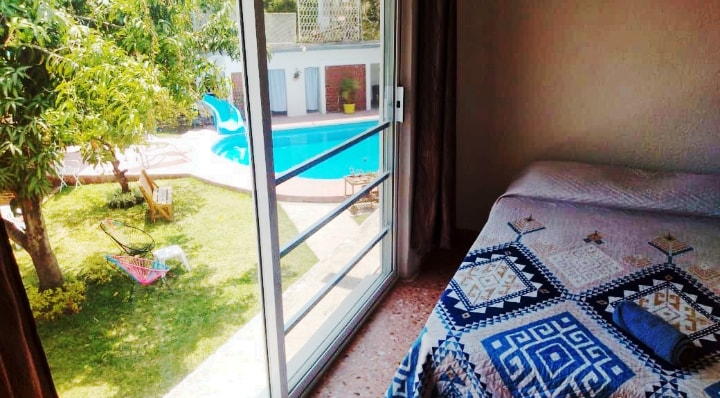 Uitzicht op de slaapkamer op het zwembad en de tuin!