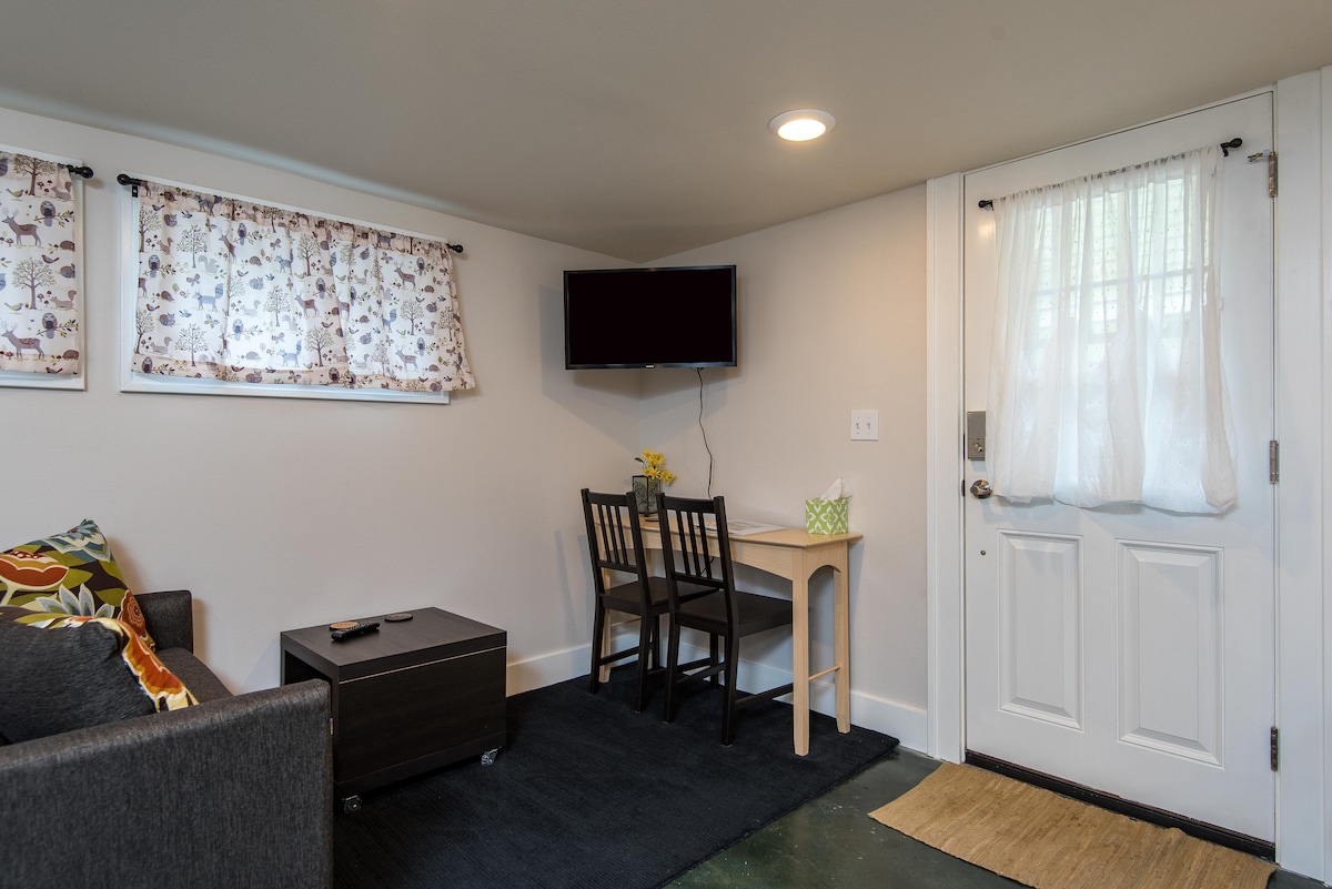 Área de TV.  La televisión puede girar para mirar hacia el sofá o la cama.  El sofá se saca a la cama doble.