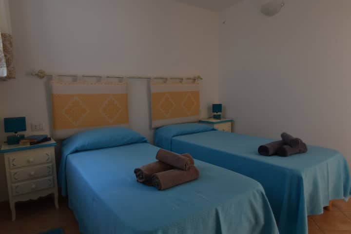 חדר שינה עם 2 מיטות יחיד