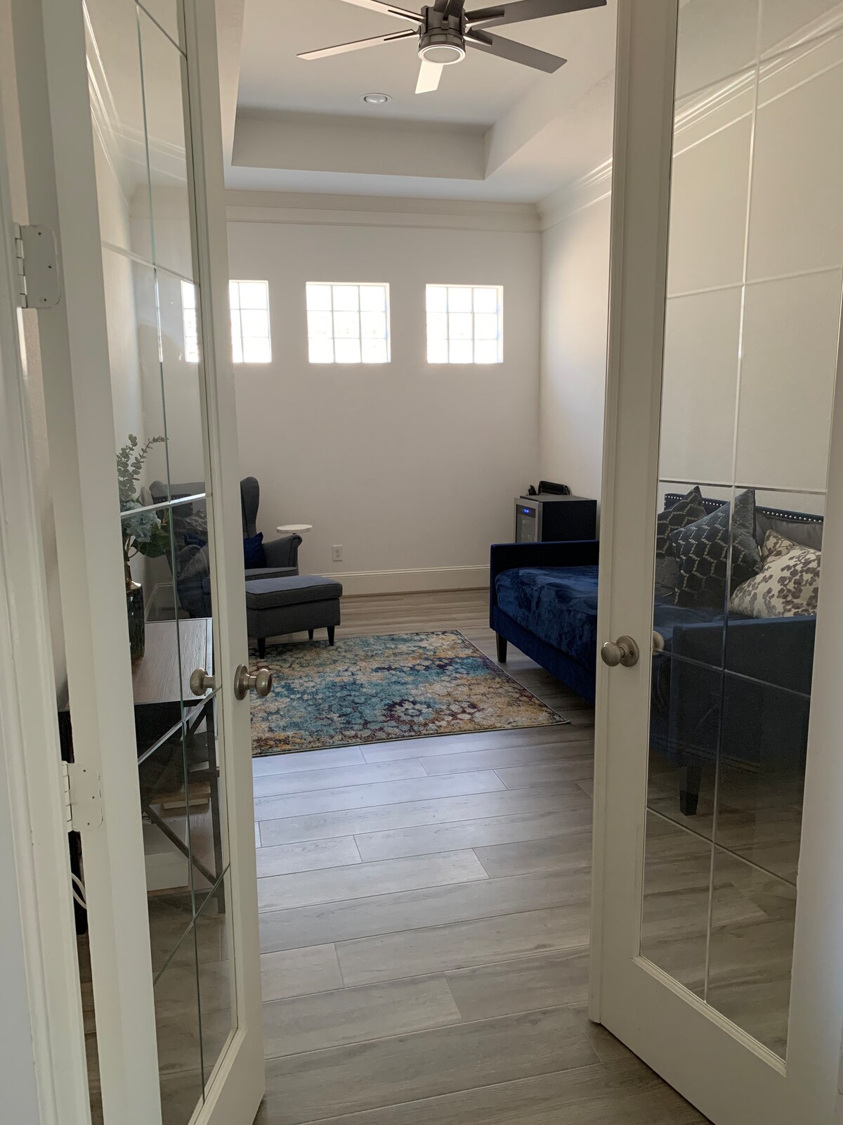 Habitación adicional con puertas y sofá cama doble