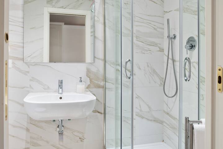 Manin58 : 4 bed 4 bath flat w/Balcony near Termini gallery image 4