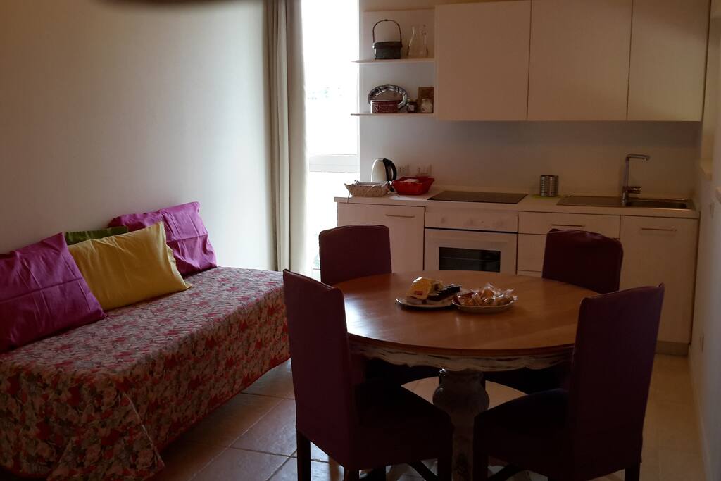 Salotto con cucina e divano letto