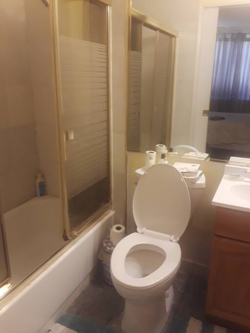 Bathroom w/shower-tub
