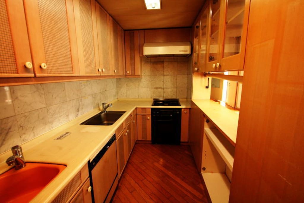 キッチンです。調理器具やお皿などが揃っています。
Big kitchen with basic utensils