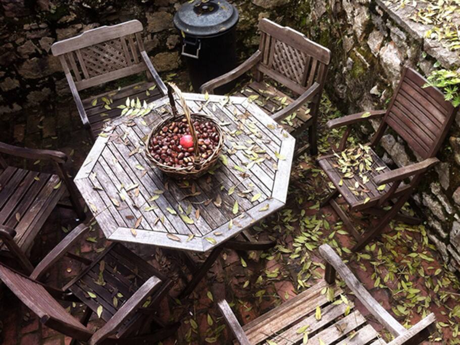 Terraza exterior con mesa y sillas.