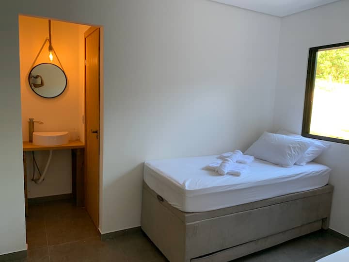 Suite avec 2 lits simples, qui peuvent devenir un lit double. 