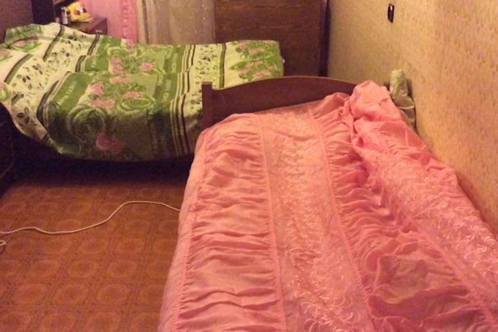 Одна кровать на 2 спальных места и одна на 1 спальное место