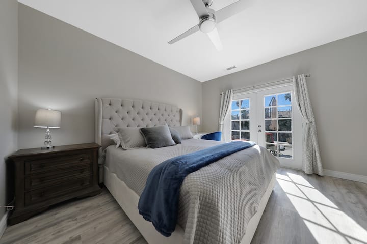 Dormez le mieux possible avec notre lit King Size moelleux et glissez sous les draps blancs les plus doux et les plus lumineux. Cette chambre offre un grand placard avec des cintres fournis, une immense télévision 4K de 70"avec des services de streaming et un joli petit bureau pour le travail.