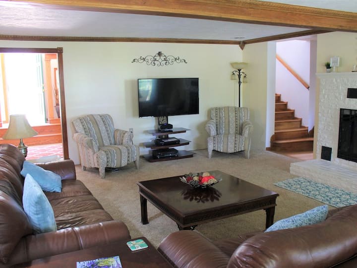 Spacious frontroom for gatherings. Dish TV.